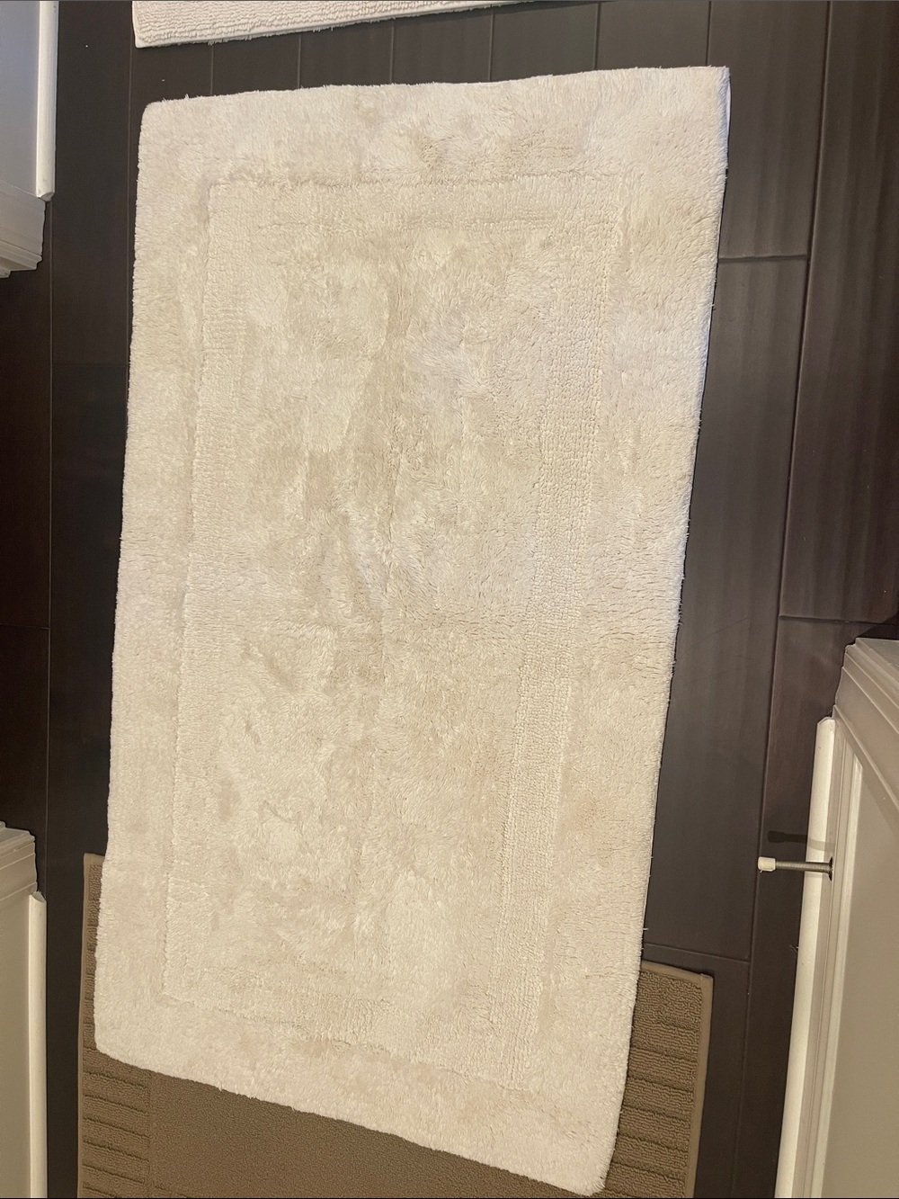 30”x50” ivory Bath Rugs (2)
Like new !